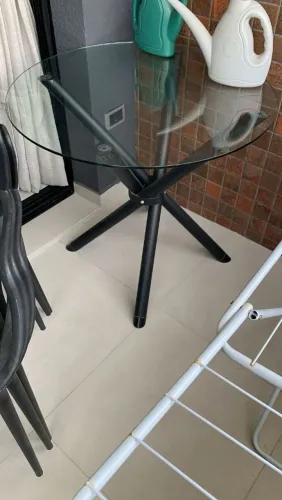 Vendo mesa em vidro com 3 cadeiras 0,80 de diâmetro 