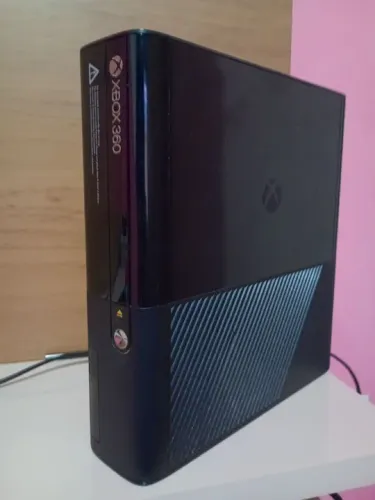 Xbox 360 com Kinect e 6 jogos - Console de jogos