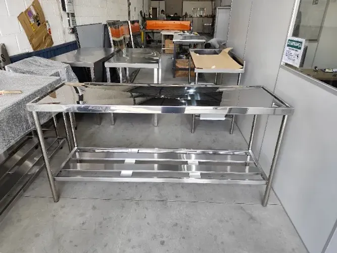Bancada 110cmX70cm, Prateleira Gradeada, Tampo Chapa 22#, Pés Tubulares, fabricado em Inox