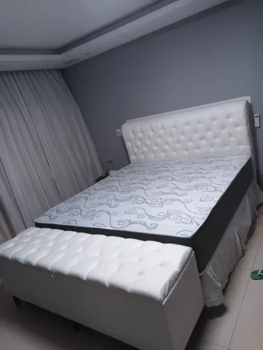 Cama queen size completa com colchão confortável
