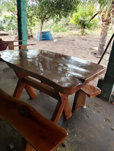 Mesa de madeira rústica com banco