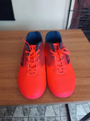Chuteira Umbro F5 Light Laranja