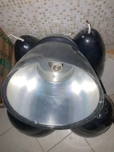 Luminária de teto moderna com 5 cúpulas formato gota.