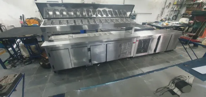 bancada refrigerada com pista condimentadora 