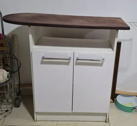 Armário com mesa de passar roupa acoplada