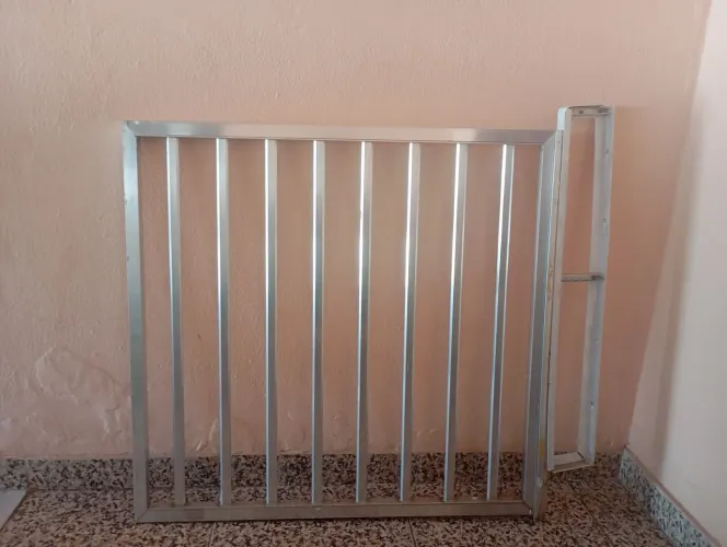 Portão Grade Corredor Pet L 84 x 80 em Itaboraí A Brilho Alumínio . Prateado