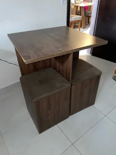 Mesa Quadrada com 4 bancos Baú em Bom Estado