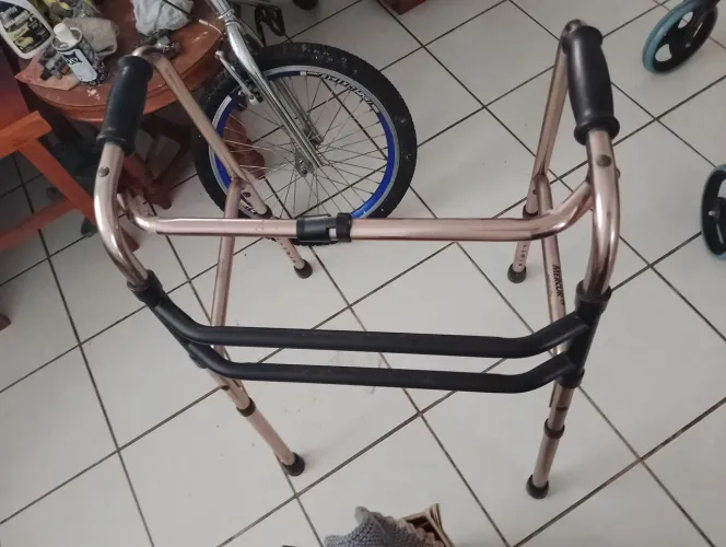 Andador para idoso dobrável.