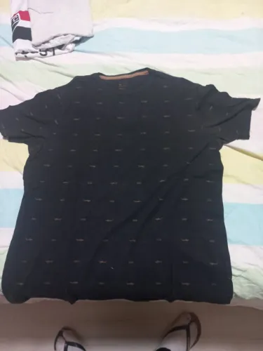 Camiseta preta com estampa de tubarão