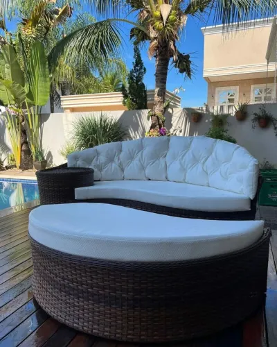 CHAISE COM PUFF  DE FIBRA SINTÉTICA
