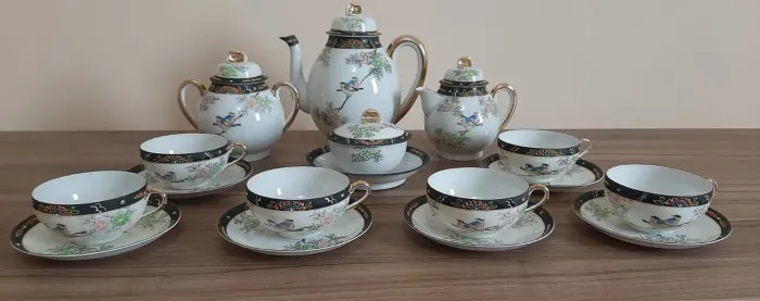 Jogo de chá de porcelana com detalhes florais e pássaros