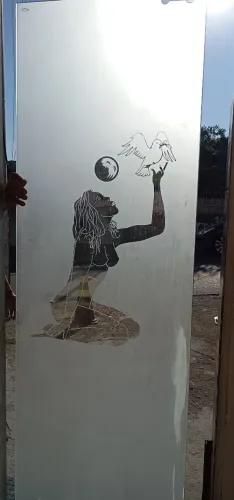 Porta de Vidro Jateado - Arte de Mulher vidro 8mm. 67,5x210 , perfeita.