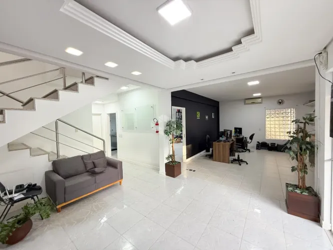 CASA 4 QUARTOS 1 SUÍTE 5 VAGAS AMPLO LIVING E CHURRASQUEIRA NO BAIRRO JOÃO PAULO FLORIANÓP