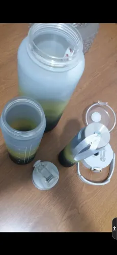 Garrafa de água com design moderno