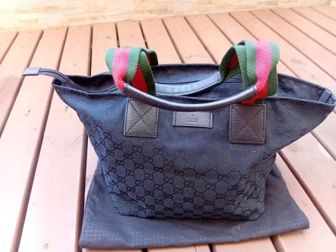 Gucci shely