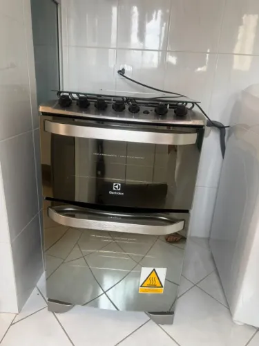 Fogão Electrolux espelhado com 4 bocas e 2 fornos (1 a gás e 1 elétrico)