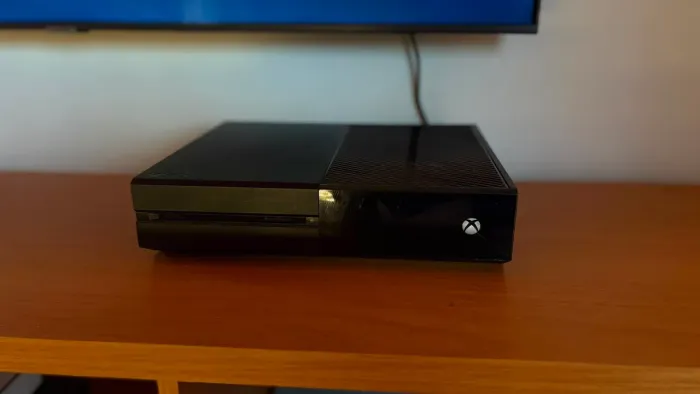 Xbox One +2 controles semi novo 500GB