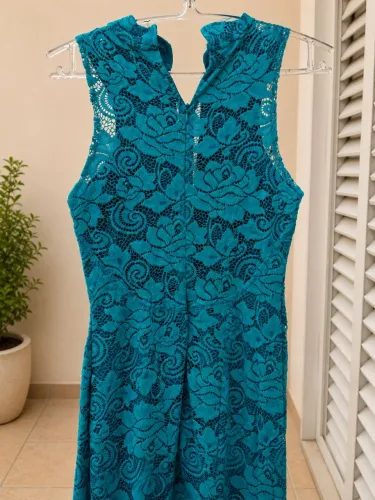 Vestido de festa forrado com renda