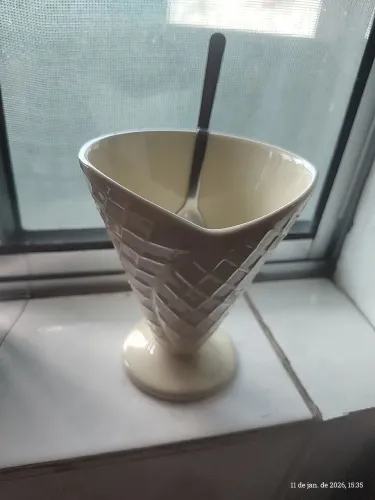 Taça para sorvete com colher de apoio