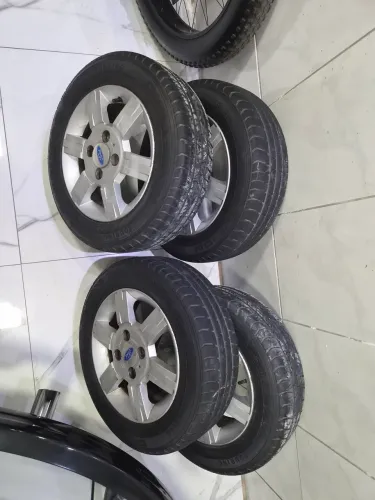 pneus com jogo de rodas aro 14 originais Ford