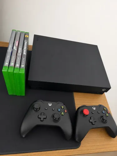 Xbox One X 1TB + 2 Controles Originais + 4 Jogos - Apenas R$ 1.500,00