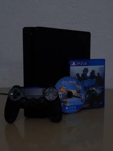 PS4 SLIM 1 TB COM DOIS JOGOS LACRADO