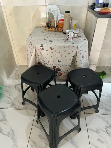 Mesa com bancos