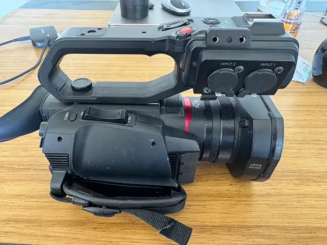 Câmera Panasonic AGCX10