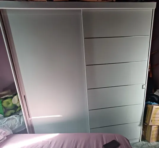Guarda roupa , medindo  125 altura  po 2metros de largura  3 gavetas e porta de puxar  