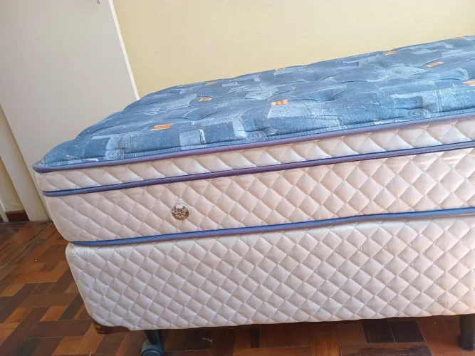 Cama box de solteiro com quatro meses de uso