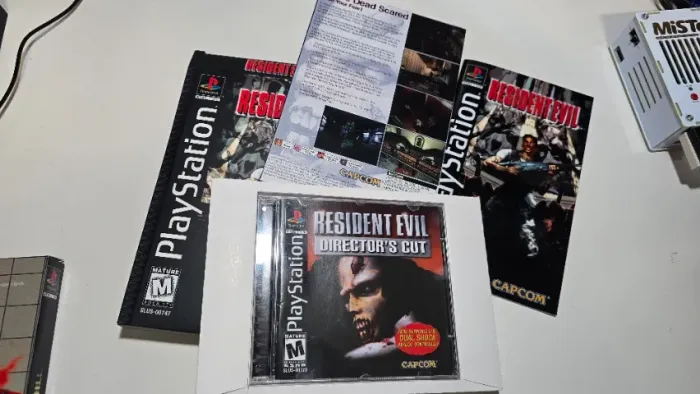 Resident Evil Director's Cut PS1 prensado midia prata longbox com poster e 2 manuais