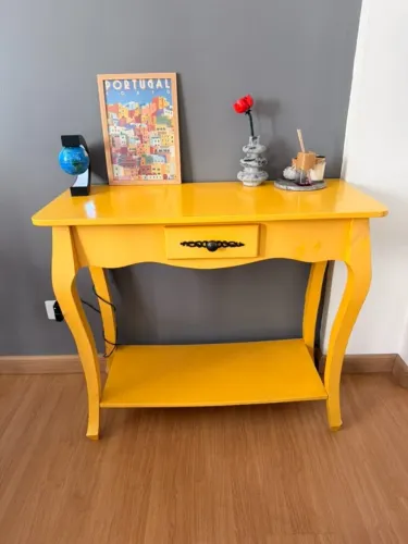 Aparador amarelo (console / mesa de apoio)