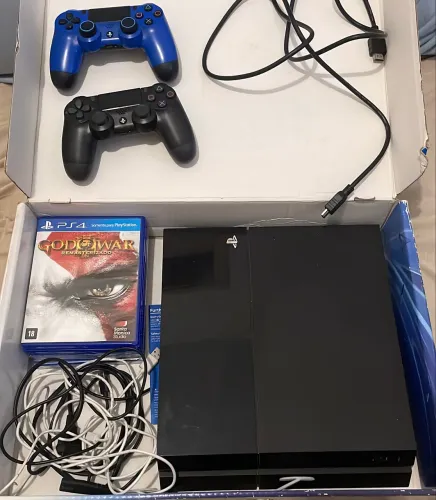 Play 4 / 2 controles e jogos, vídeo game em ótimas condições, sem detalhe.