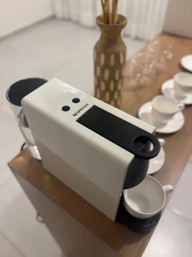 Máquina de Café Espresso - Nespresso Essenza