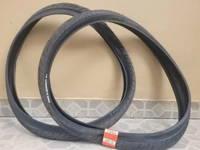 Pneu primeiro de bicicleta