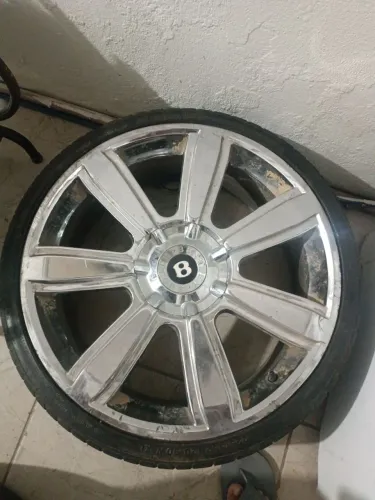 Vendo aro 20 para golf ou outro carro cinco furos ele é universal