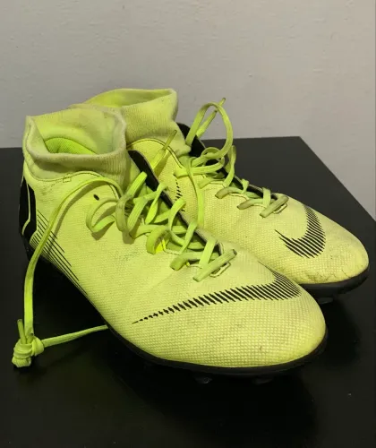 Chuteira Nike Mercurial de campo
