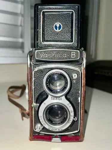 Yashica B TLR (Twin-Lens Reflex)