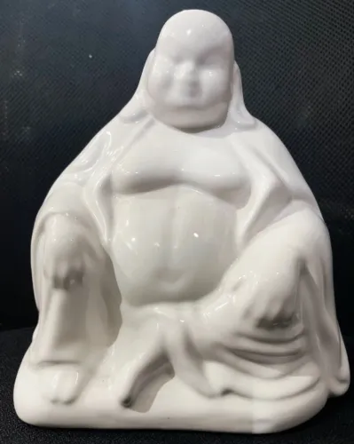 Belíssima escultura de Buda Cerâmica branca vitrificada ricas em detalhes
