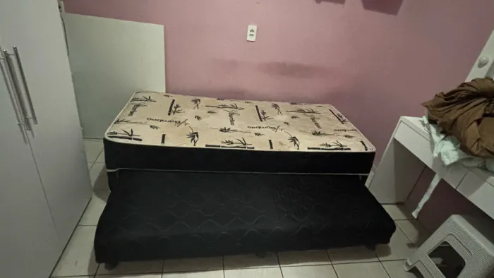 Cama de solteiro semi nova