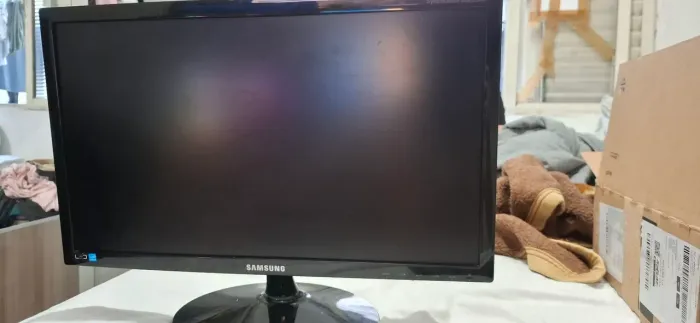 Monitor Samsung, modelo S22B300B. Acompanha fonte e cabo convesor de HDMI. 