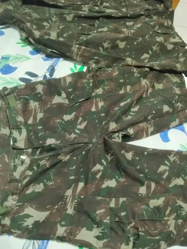 calça e blusa camuflada