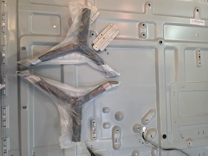 ?Par de Pés Base TV Samsung 75 Pol Original (Série RU7100 / NU7100)