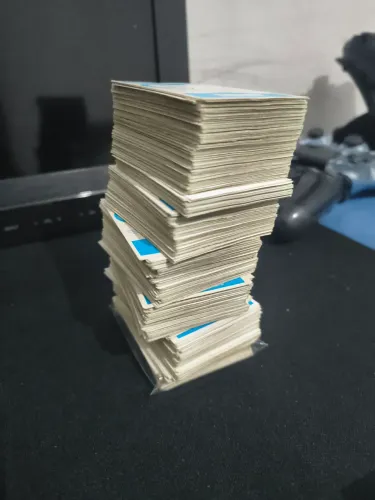 Diversas figurinhas avulsas de 2022