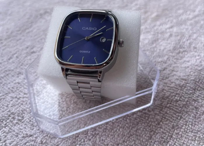 Relógio Casio, na cor Prata fundo Azul!