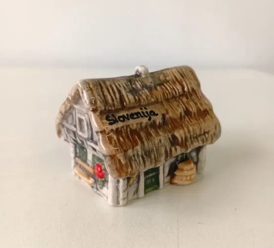 Bibelô em porcelana Casinha da Eslovênia