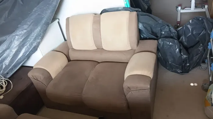 Vendo Sofá 2 & 3 Lugares Super conservado Com as Madeiras Todas Reforçadas