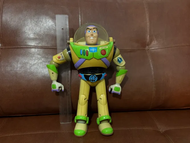 Boneco Buzz antigo.