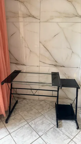 Mesa para computador de vidro