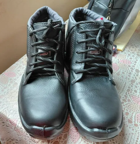 Bota preta de segurança masculina